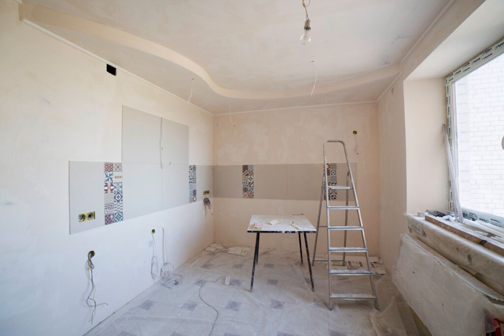 Cocina en obra durante una reforma con licencia en Marbella